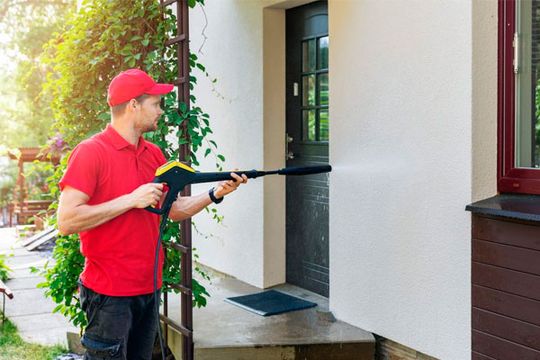 hombre limpiando una fachada